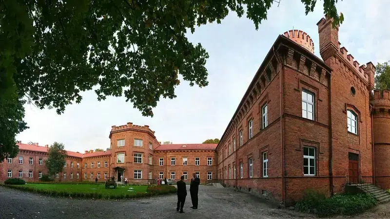 Raudonė Castle