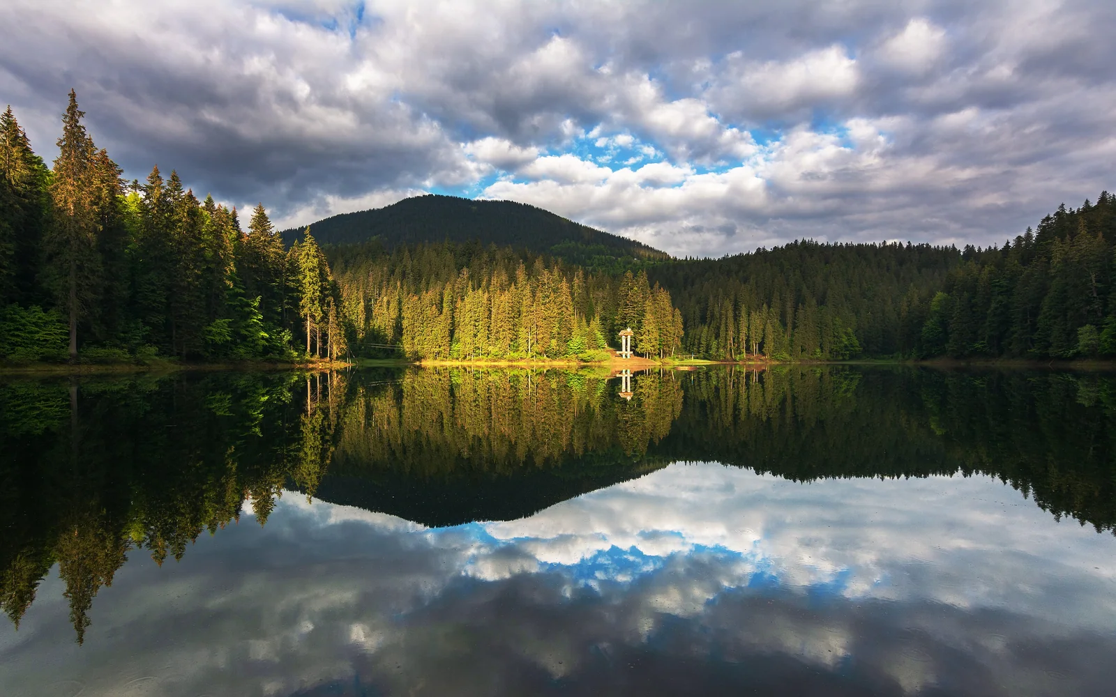 Synevyr Lake